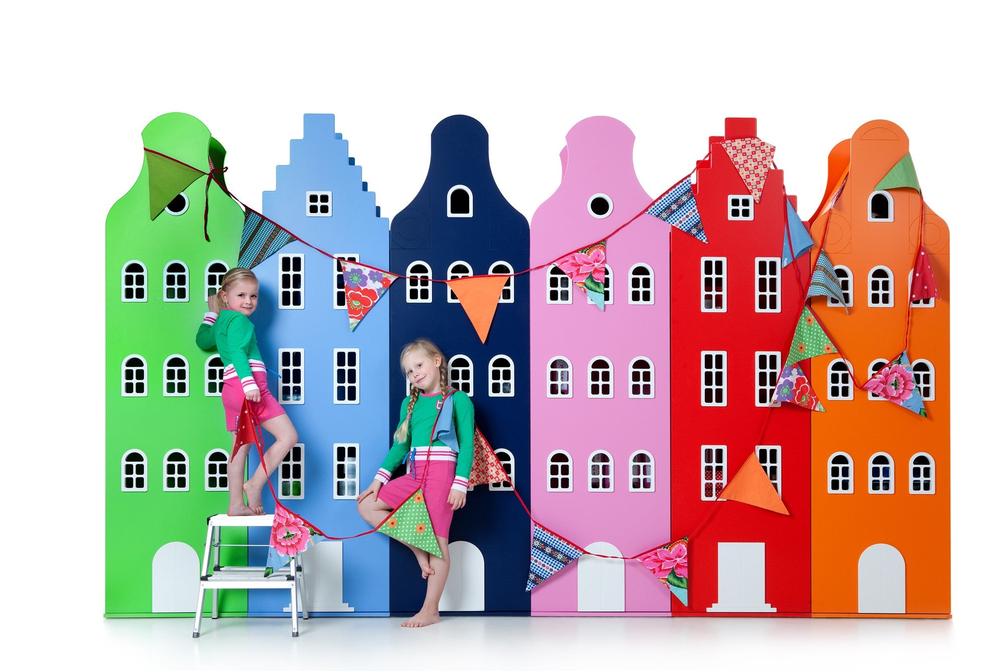 Armoire avec pignon en cloche - Kast van een Huis