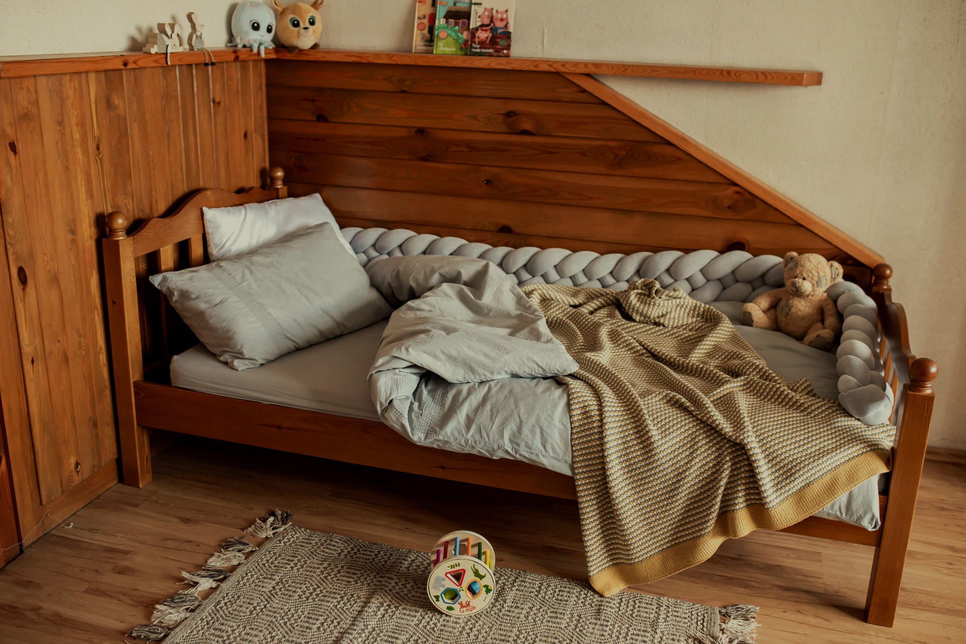 Kinderbett Emili aus Holz im Vintage / Retro Stil