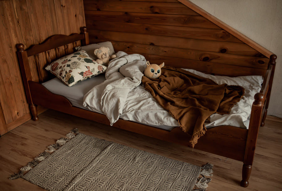 Kinderbett Linda aus Holz im Vintage / Retro Stil