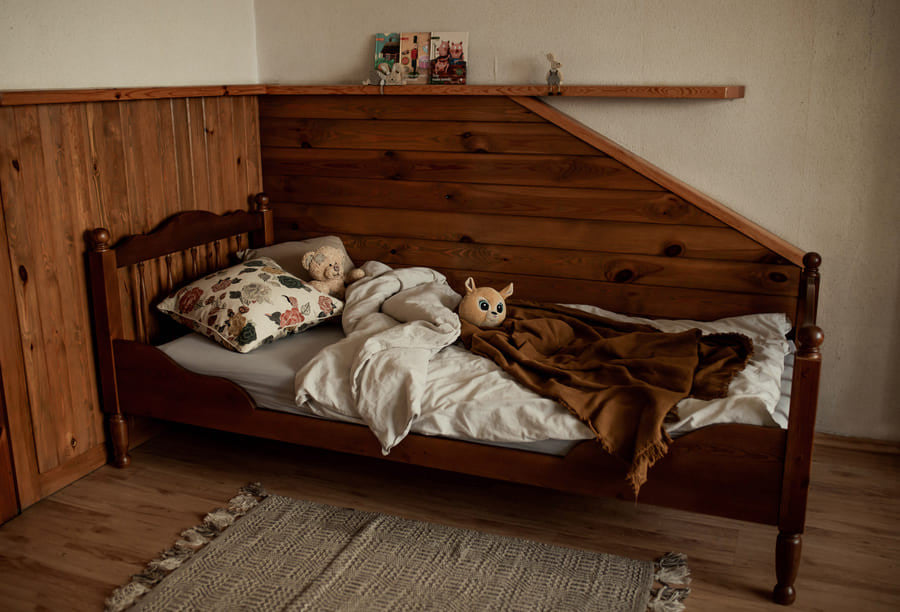 Kinderbett Linda aus Holz im Vintage / Retro Stil